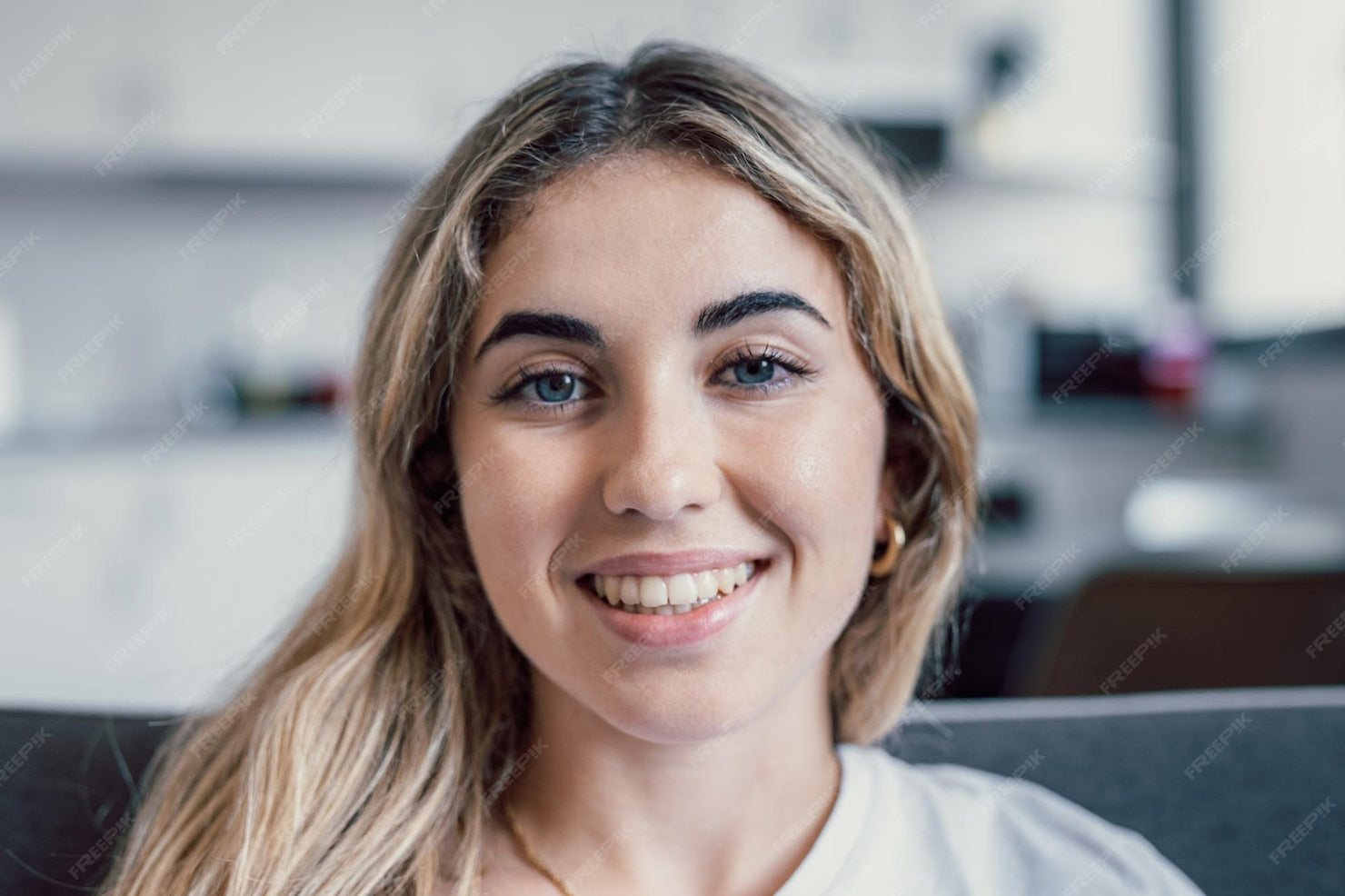 files/feliz-atraente-jovem-adulta-dona-de-casa-sentada-no-sofa-olhando-para-a-camera-numa-casa-moderna-aconchegante-sorridente-solteira-mulher-de-vinte-anos-rosto-bonito-relaxando-no-sofa-s.jpg