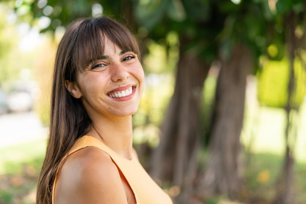 files/mulher-jovem-ao-ar-livre-com-expressao-feliz_1368-497226.jpg