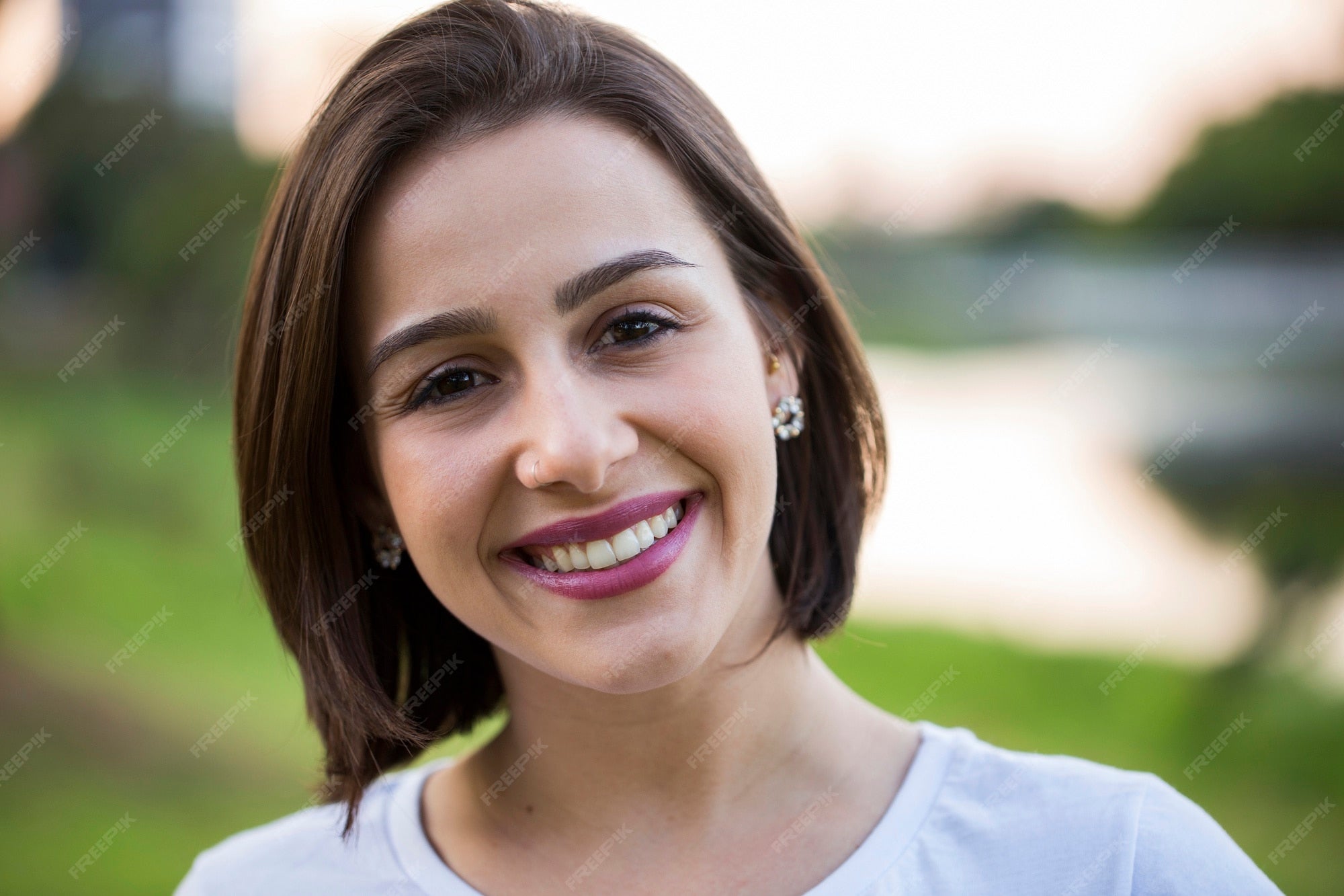 files/retrato-de-mulher-jovem-e-bonita-ao-ar-livre_70216-4604.jpg