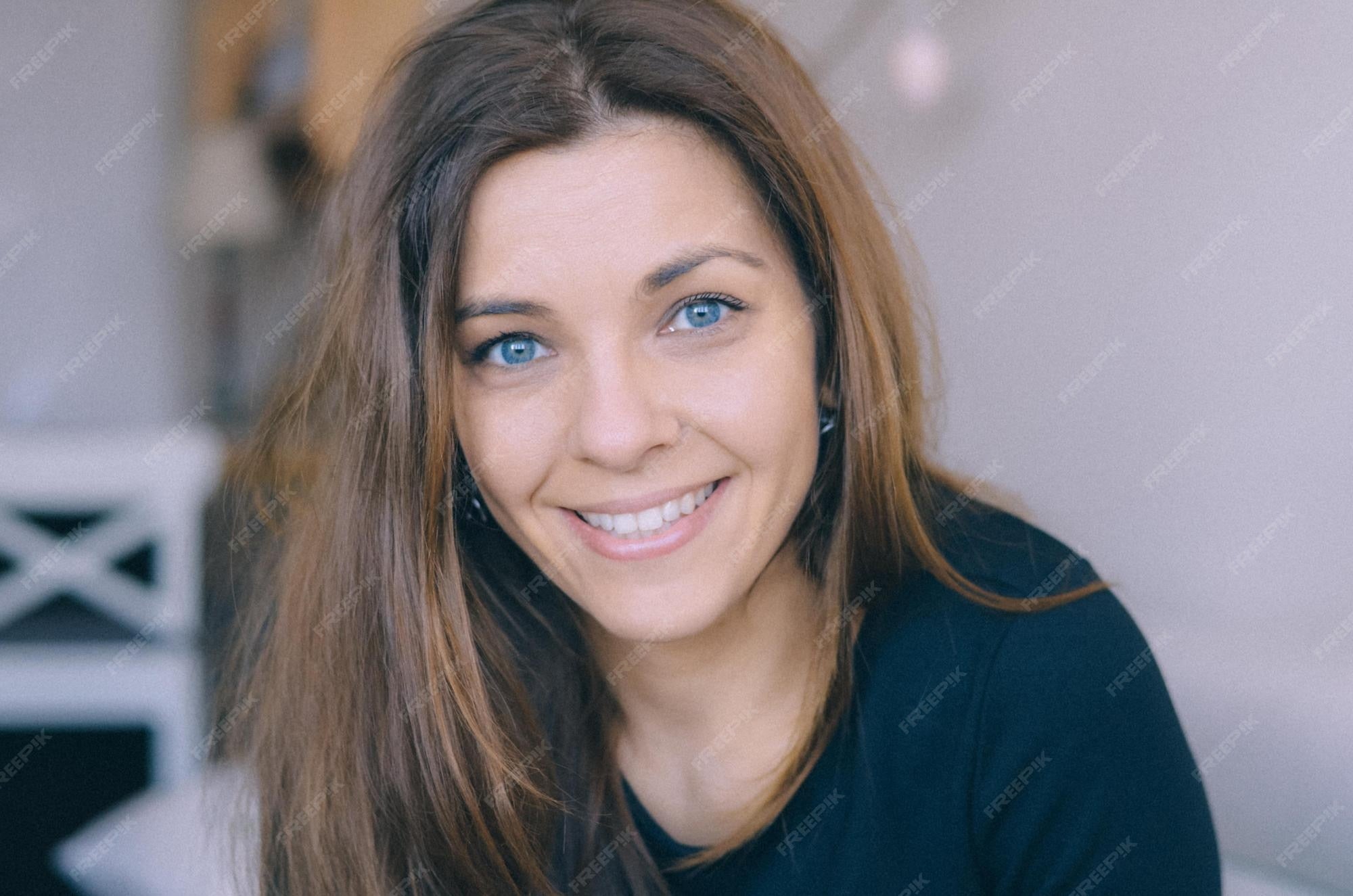 files/retrato-de-uma-jovem-sorridente_1048944-24381405.jpg