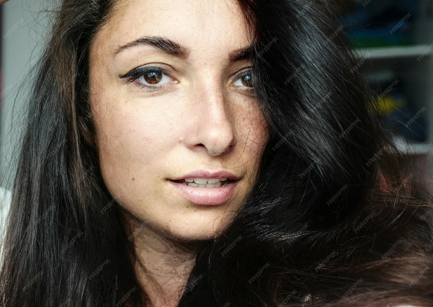 files/retrato-em-close-up-de-uma-bela-jovem_1048944-17613590.jpg