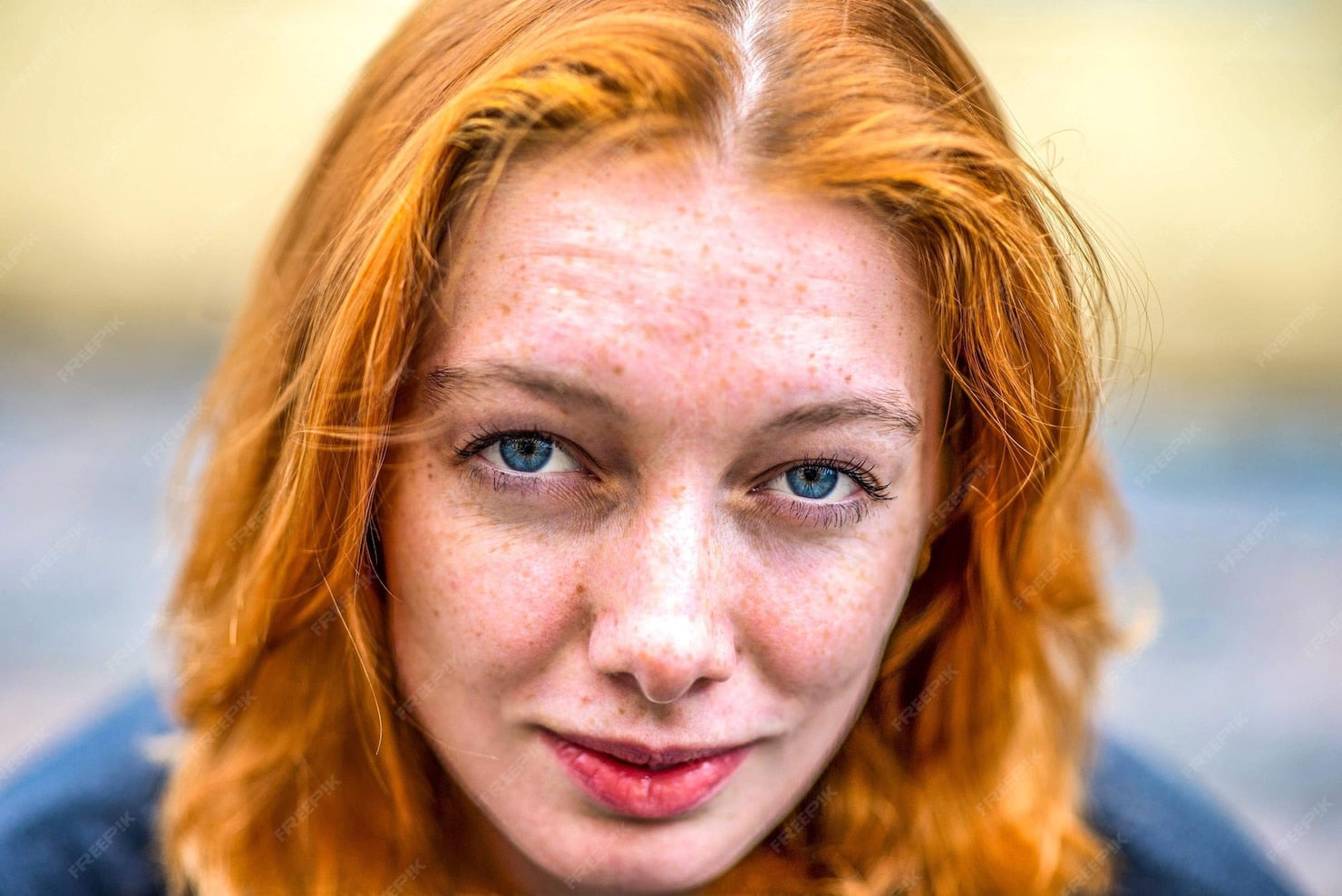 files/retrato-em-close-up-de-uma-jovem-sorridente_1048944-26527937.jpg