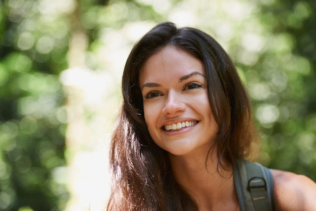 files/rosto-de-caminhada-ou-mulher-feliz-com-sorriso-na-floresta-ou-no-deserto-para-uma-aventura-de-caminhada-viagem-nas-florestas-ou-caminhante-excitada-caminhando-em-um-parque-natural-ou.jpg